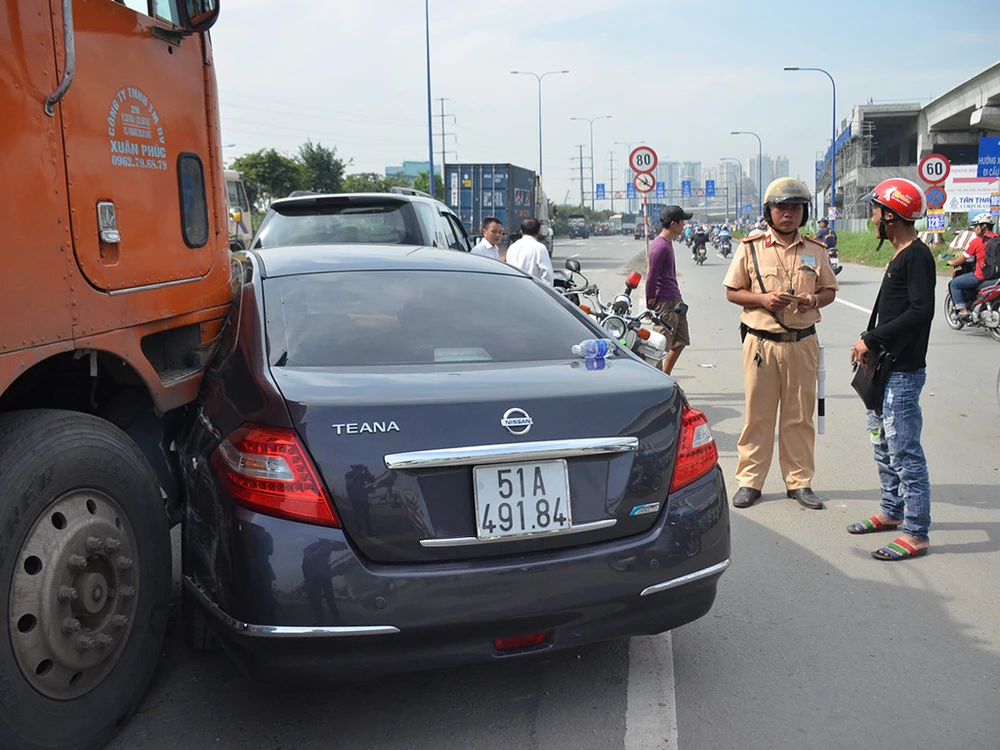 Tông xe liên hoàn khiến các phương tiện hư hỏng. 